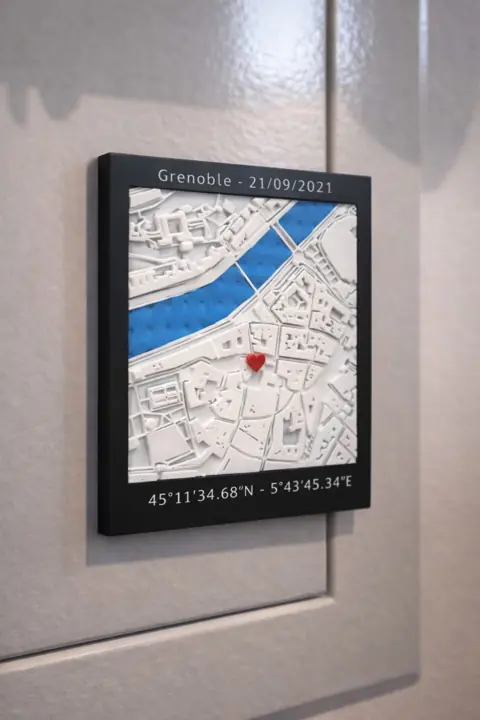 Magnet carte 3D de Grenoble avec un cœur, une date et des coordonnées GPS