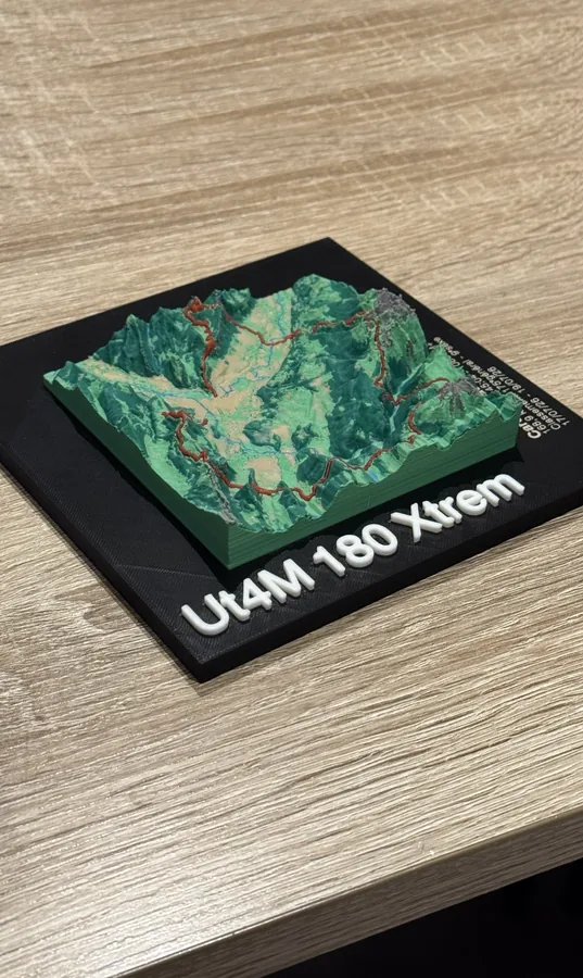 Carte en relief du parcours de l’UT4M 180 Xtrem sur son socle
