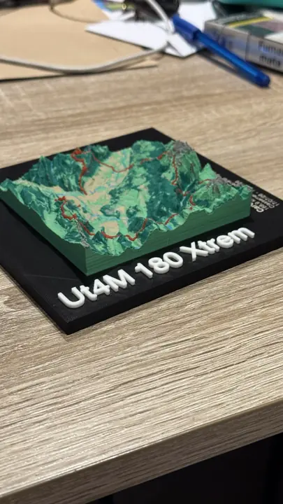 Carte en relief d’un parcours de trail sur son socle noir