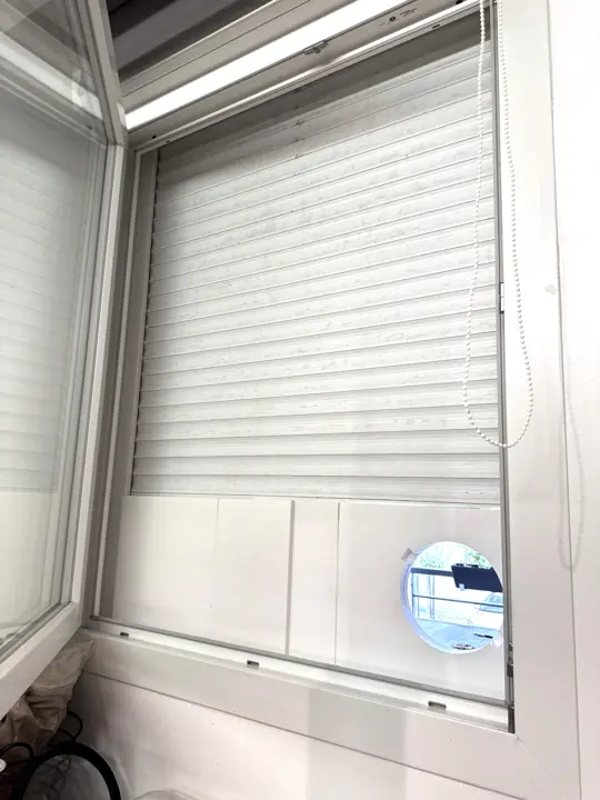 Étanchéité de climatisation installée dans une fenêtre