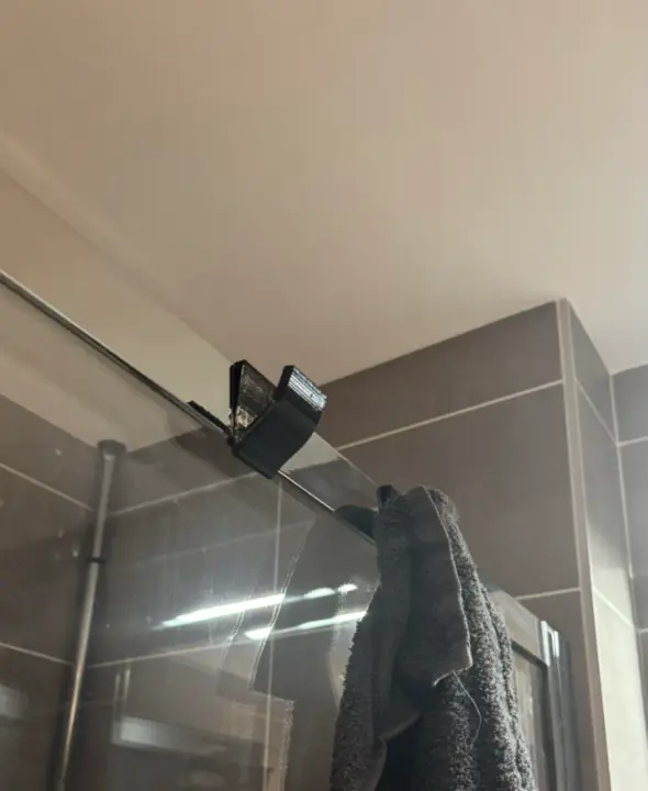 Crochet de serviette sur une paroi de douche