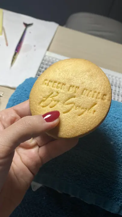 Biscuit marqué avec un emporte-pièce personnalisé