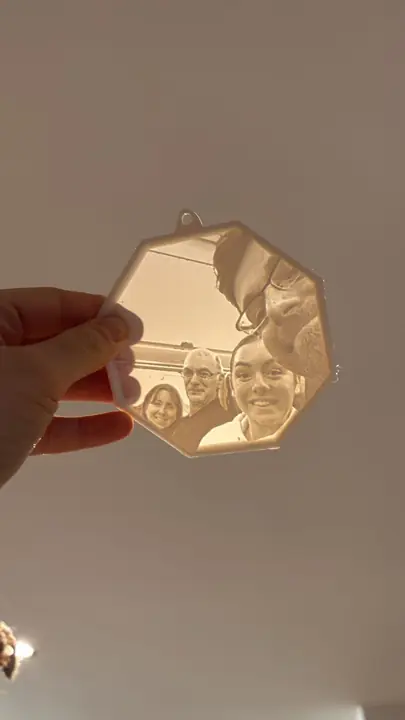 Lithophane révélant une photo à la lumière