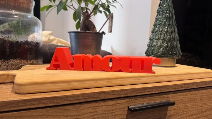 Mot « Amour » en lettres 3D rouges