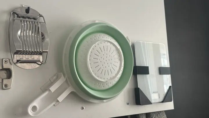 Rangements fixés à l’intérieur d’une porte de placard