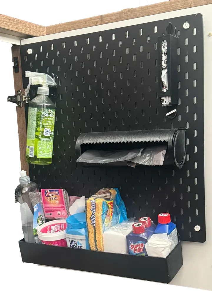 Pegboard noir équipé d’étagères et de supports imprimés en 3D