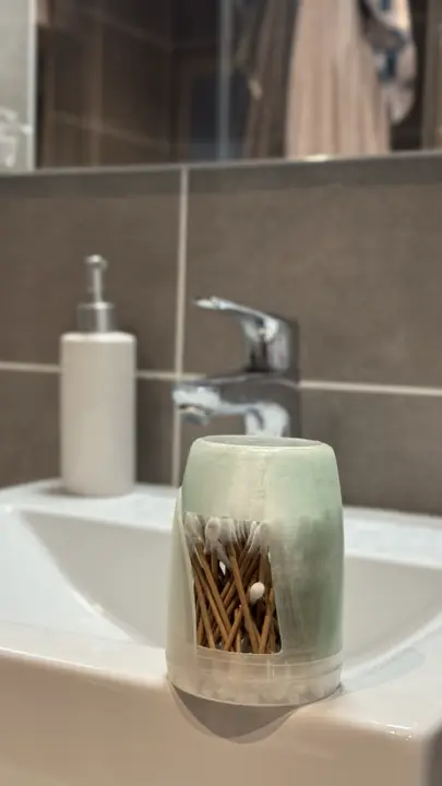 Distributeur de cotons-tiges dans une salle de bain