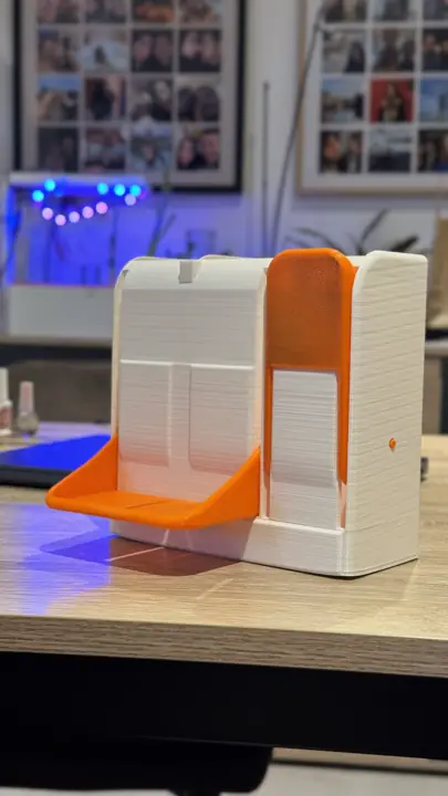 Pot à stylos en forme de connecteur électrique