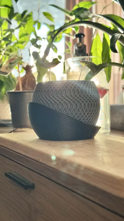 Pot de fleurs à motif ondulé avec une plante