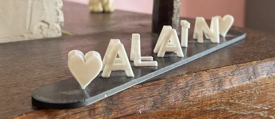 Le même socle vu de l’autre côté : « ♥ Alain ♥ »