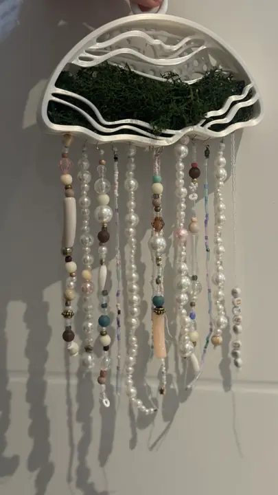 Suspension en forme de méduse avec mousse et perles