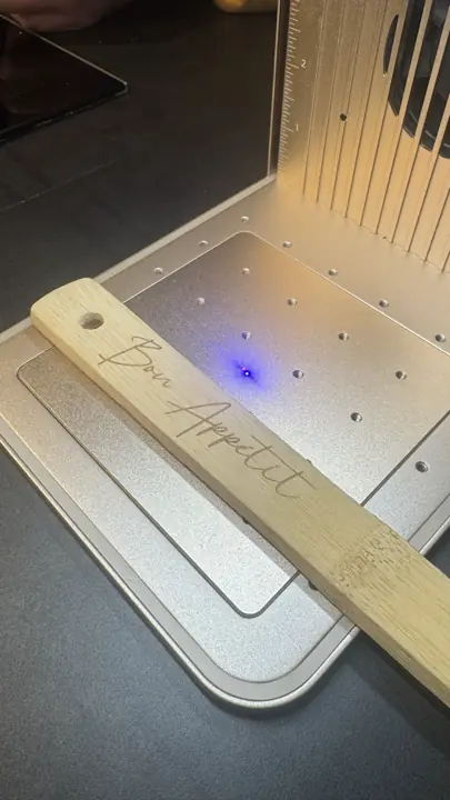 Spatule en bois en cours de gravure au laser