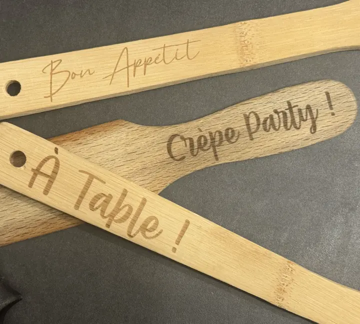 Spatules en bois gravées au laser « Bon appétit », « Crêpe party ! » et « À table ! »