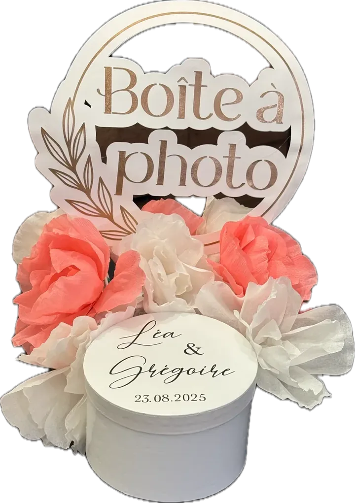 Boîte à photo de mariage décorée de fleurs en papier crépon (Cricut)
