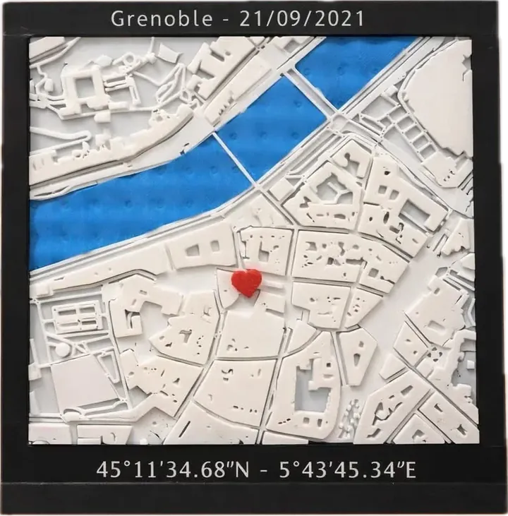 Carte 3D sur-mesure de Grenoble avec un cœur et des coordonnées