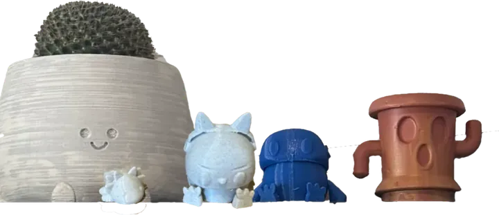 Figurines et petit pot à visage souriant