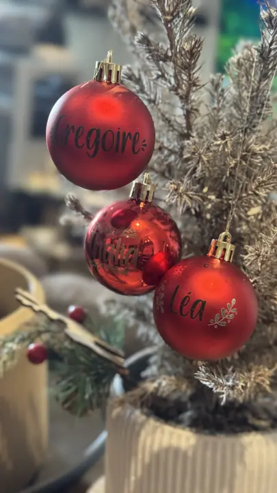 Boules de Noël rouges gravées aux prénoms de la famille