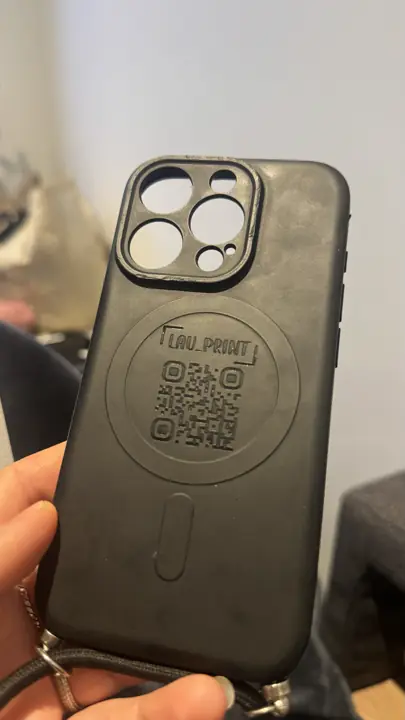 Coque de téléphone noire gravée du logo Lau_Print et d’un QR code