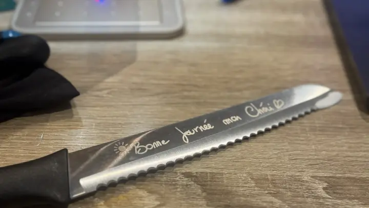 Couteau à pain gravé « Bonne journée mon chéri » d’après une écriture manuscrite