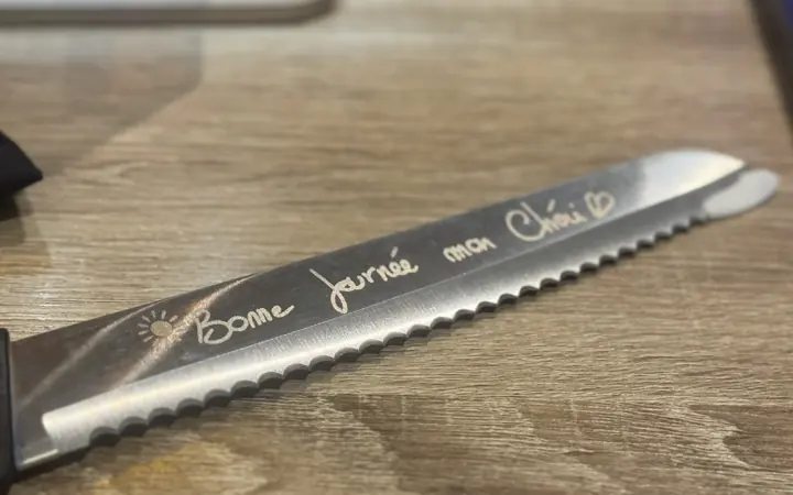 Couteau à pain en inox gravé au laser « Bonne journée mon chéri », d’après une écriture manuscrite