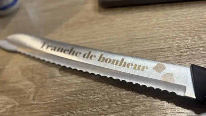Couteau à pain en inox gravé « Tranche de bonheur »