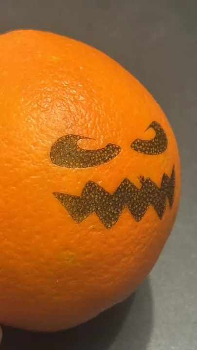 Orange gravée d’un visage de citrouille d’Halloween