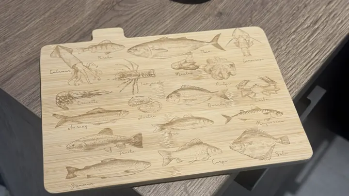 Planche à découper en bambou gravée d’une collection de poissons et de crustacés