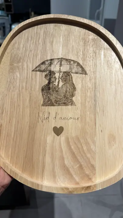 Plateau ovale en bois gravé d’un couple sous un parapluie et des mots « Nid d’amour »