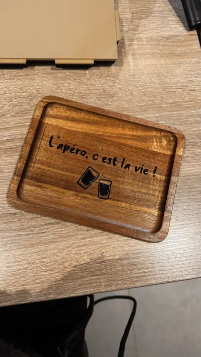 Plateau en bois personnalisé « L’apéro, c’est la vie ! » au vinyle