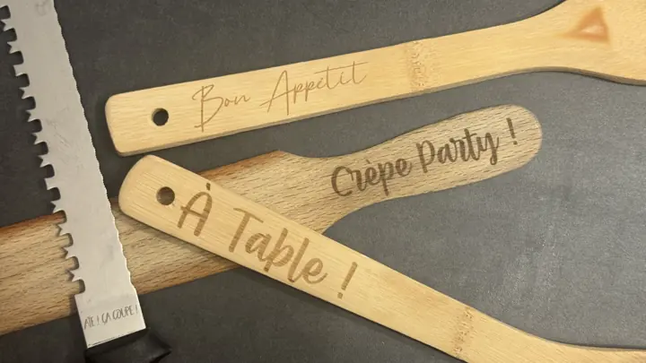 Trois spatules en bois gravées « Bon appétit », « Crêpe party ! » et « À table ! »