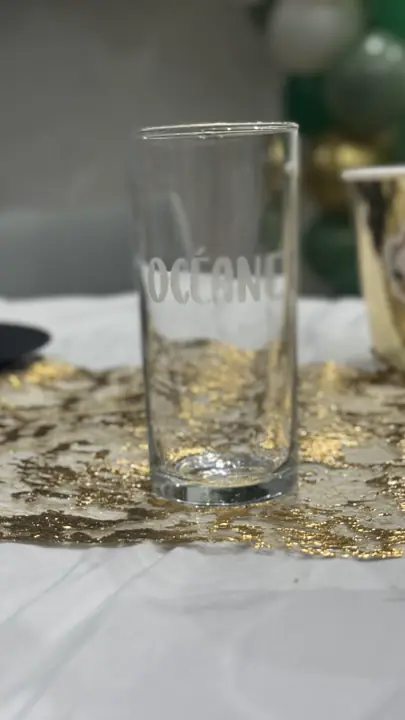 Grand verre gravé au prénom Océane sur une table de fête