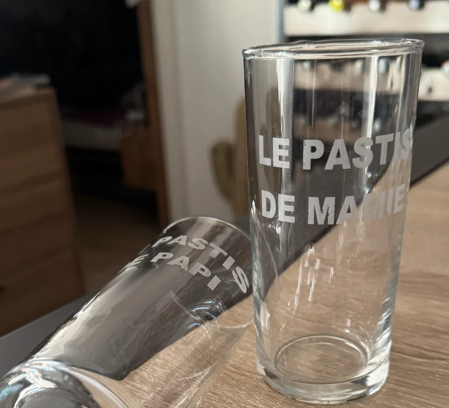 Deux verres gravés « Le pastis de Mamie » et « Pastis de Papi »